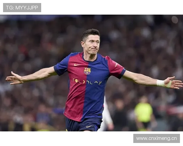 莱万与本泽马:全能中锋战术角色与进球效率差异深度对比